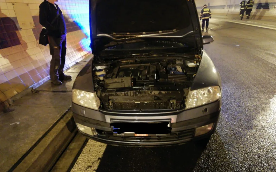 Požár automobilu uzavřel na hodinu Bubenečský tunel.