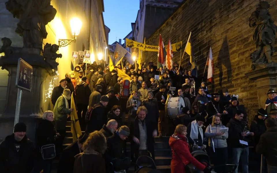 Stovka lidí prošla centrem Prahy v průvodu za monarchii.