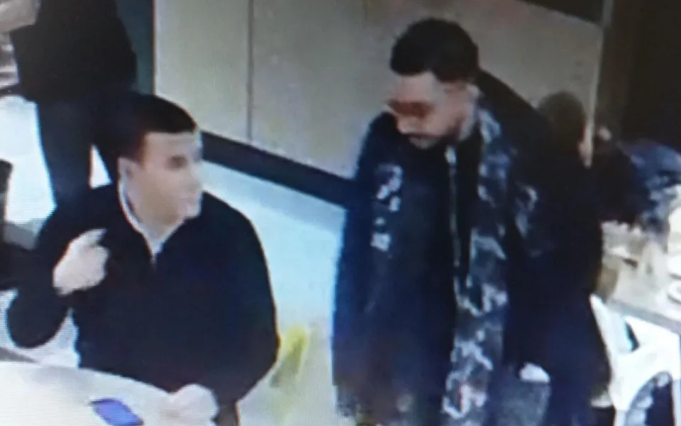 VIDEO: Dva muži ukradli peněženku z bundy v restauraci, pátrá po nich policie