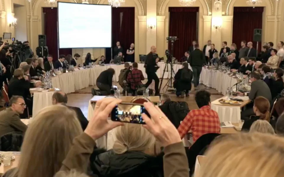 Po šesti hodinách rozhodnuto. Čižinský končí jako starosta Prahy 1, nahradí ho Petr Hejma