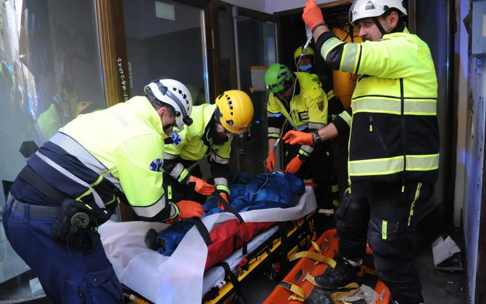 FOTO: Muž v Národní ulici spadl do světlíkové šachty. Hasiči se ke zraněnému dostávali skoro hodinu