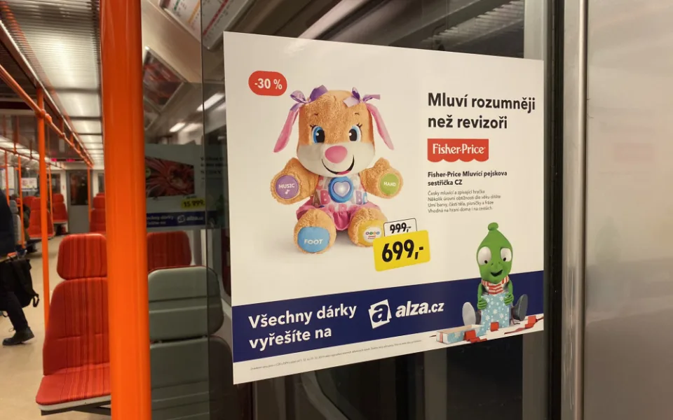 Mluví rozumněji než revizoři. Dopravní podnik s reklamou Alzy nemá problém.