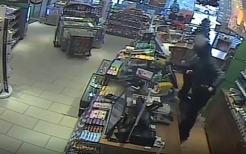 VIDEO: Policie pátrá po řidiči černého superbu. Vezl zloděje, který se zbraní vyloupil benzinku