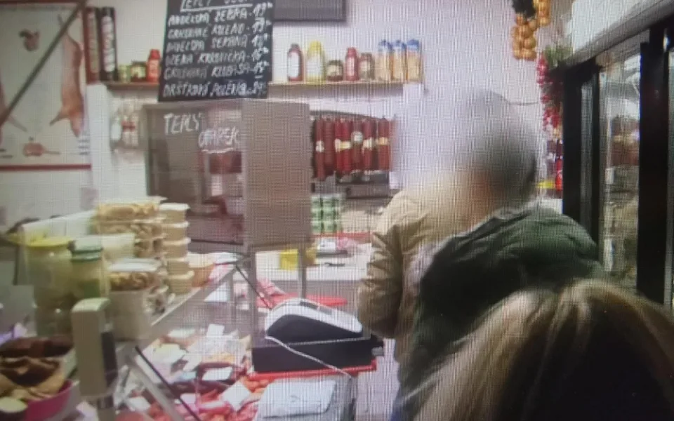 VIDEO: Policisté objevili varnu pervitinu v pražském řeznictví, kde se přes den prodávalo maso