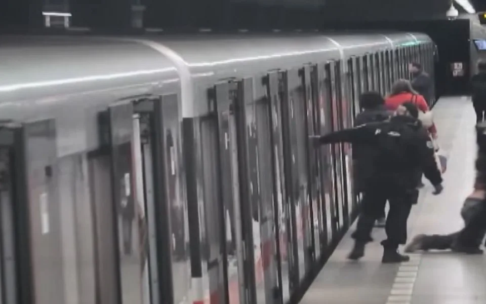 VIDEO: Strážníci táhli opilého a zakrváceného muže z metra. Ten je napadl