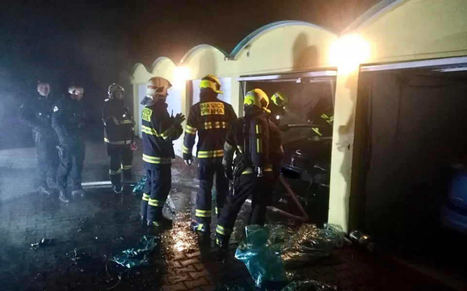 V garáži v Krčské ulici dnes ráno hořelo auto. Vznikla škoda za 900 tisíc korun