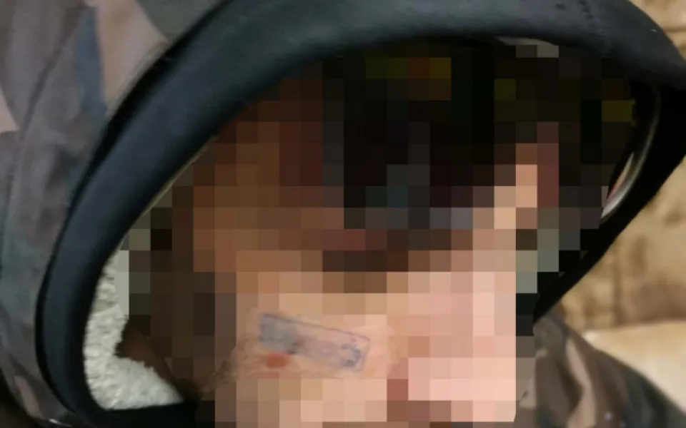 Italové s orazítkovanými obličeji razítkovali vagón metra. Skončili v rukou policie