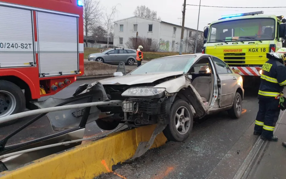 FOTO: Dnes ráno došlo ke střetu tramvaje s autem. Zraněnou osobu museli hasiči z auta vyprostit