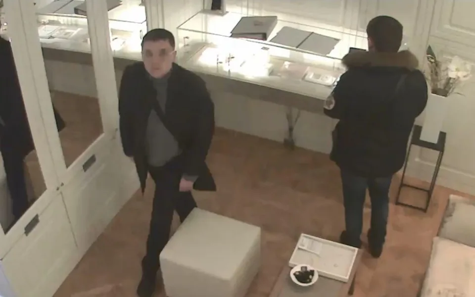 FOTO, VIDEO: Dva muži v pražském klenotnictví ukradli šperky za čtvrt milionu. Pátrají po nich kriminalisté