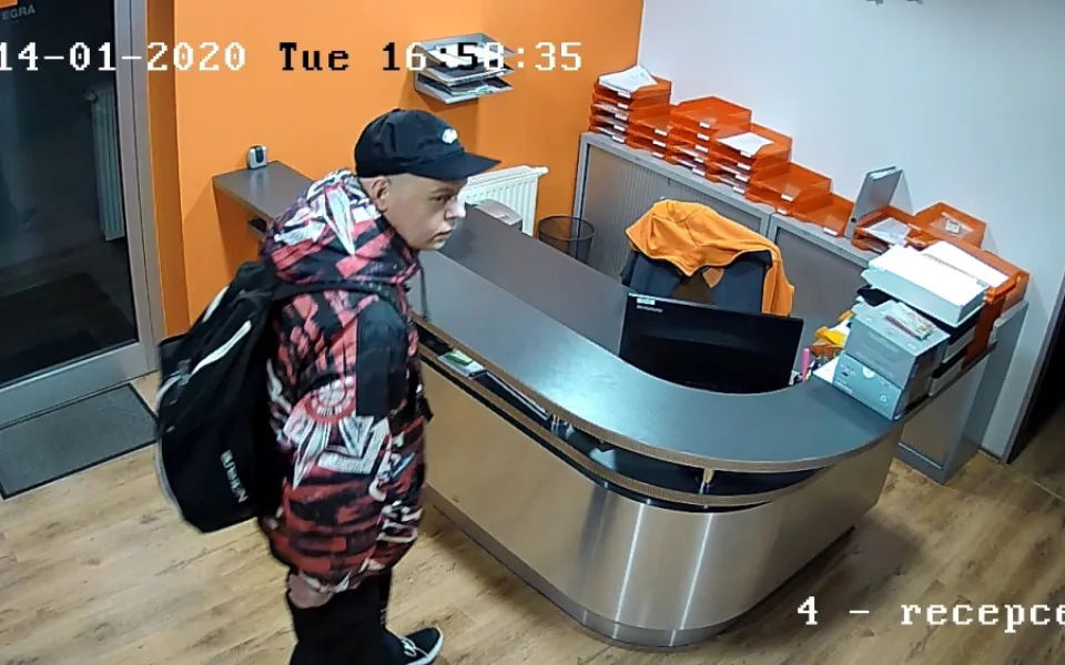 Policie pátrá po Filipu Szalayovi, je podezřelý z opakovaných krádeží. Pohybuje se v Praze