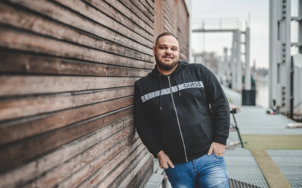 Chci mít svůj speciál na Netflixu a vyprodat O2 arenu, říká stand-up komik Daniel Ferenc