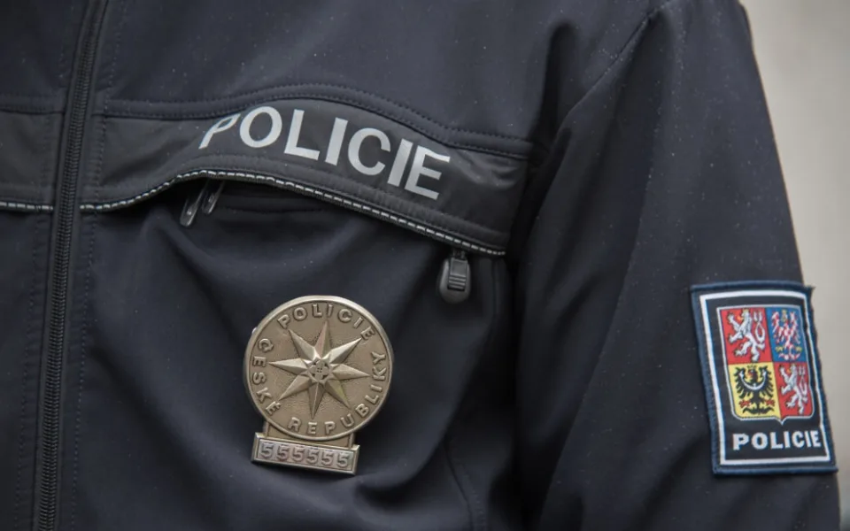 Roční dítě se zamklo v autě. Policisté museli rozbít okénko.