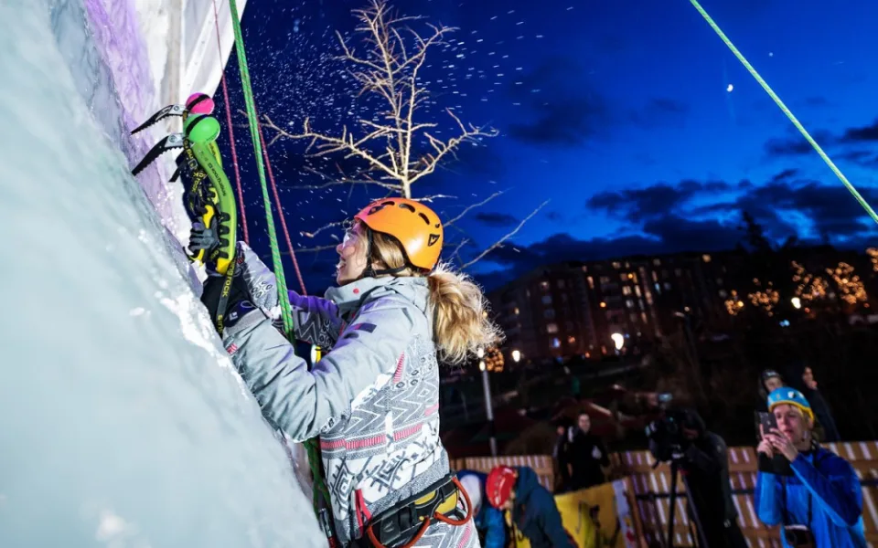 FOTO: Na Černém mostě vyrostla ledová stěna. V sobotu se u ní bude podepisovat Adam Ondra