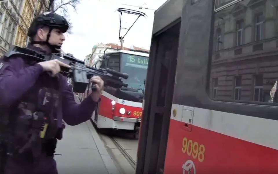 VIDEO: Policisté zadrželi v tramvaji na Žižkově ozbrojeného muže, jel si vyřídit účty do Bohnic