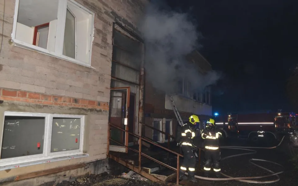 Požár ubytovny vyhnal ven tři desítky lidí, škoda se pohybuje kolem 100 tisíc korun