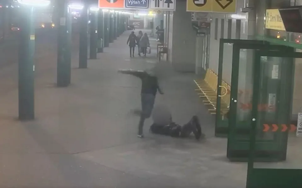 VIDEO: Muž bil bývalou přítelkyni, pak ji tahal za vlasy po zemi. Policie pátrá po zachránci