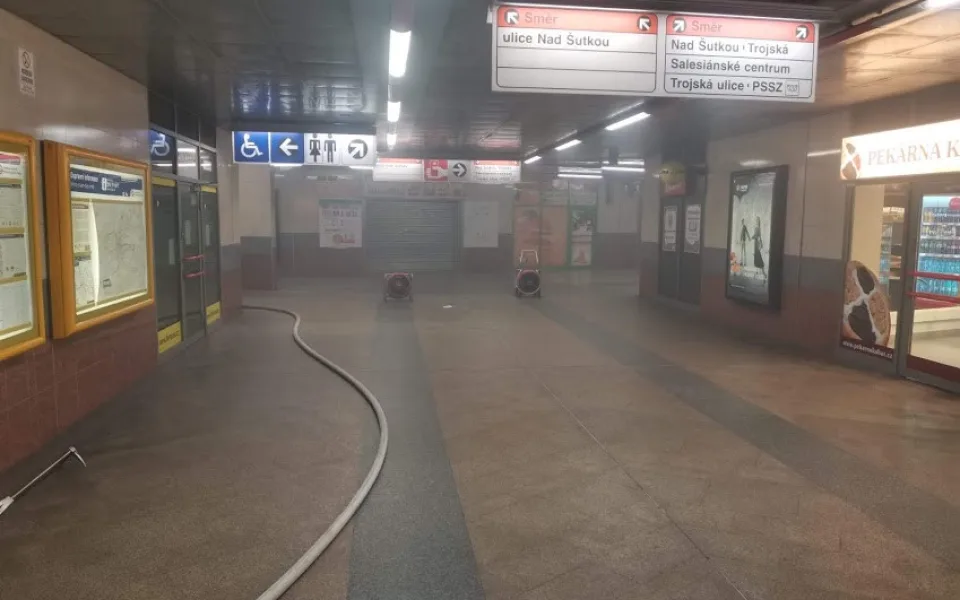Stanici Kobylisy zahalil kouř. Požár eskalátorů vyhnal cestující z vestibulu