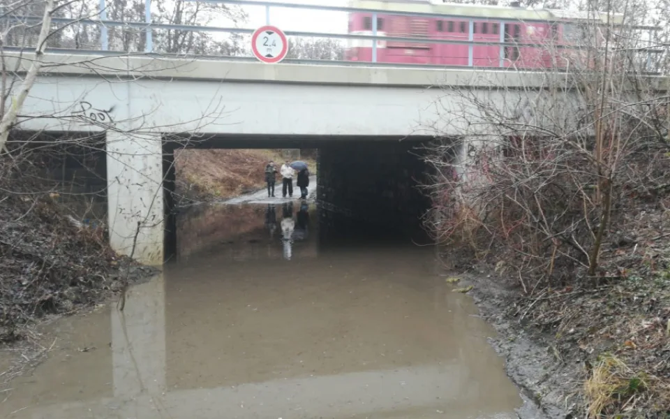 FOTO: Pražští hasiči odčerpávali vodu ze zatopeného prostoru pod mostem v Hloubětíně