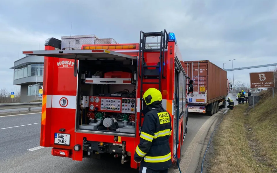 FOTO, VIDEO: Na Pražském okruhu dnes dopoledne zasahovali hasiči. Chladili brzdy kamionu