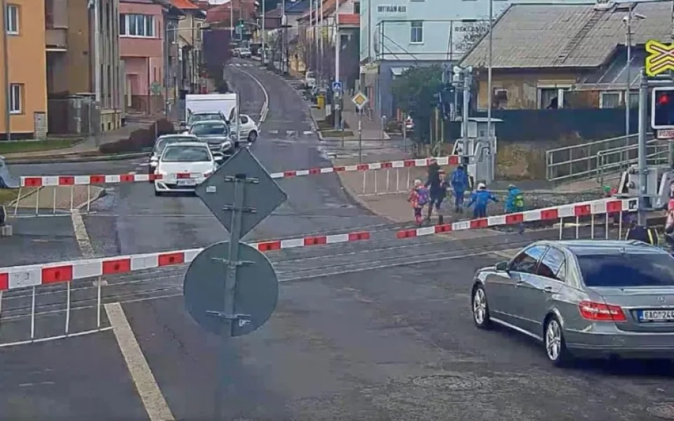 VIDEO: Hazard se životy malých dětí. Učitelky s dětmi ze školky přebíhaly přejezd se sklopenými závorami