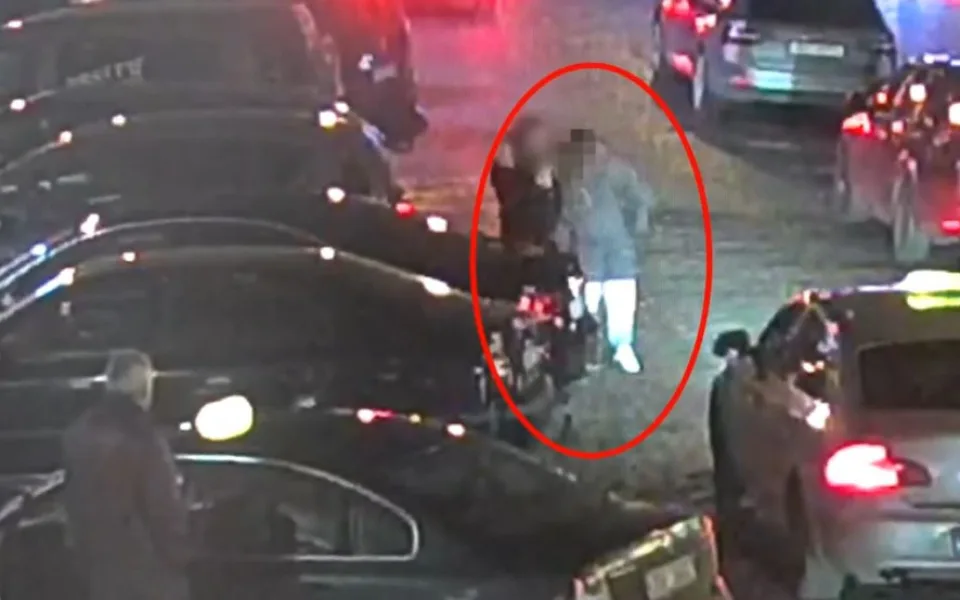 VIDEO: Muž ničil auta v centru Prahy. Skončil na policejní stanici
