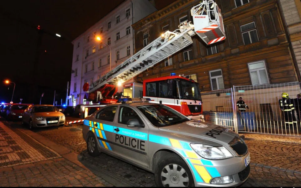 FOTO, VIDEO: V noci se na Žižkově propadla půda bytovky. Hasiči evakuovali čtrnáct lidí