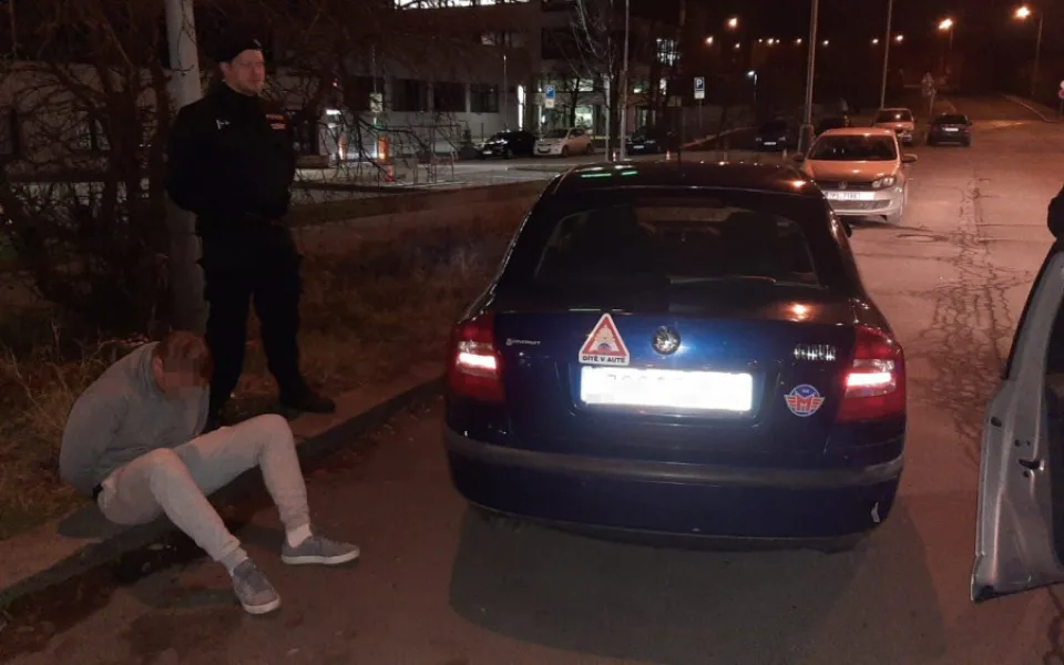 VIDEO: Muž ujížděl a utíkal policistům, padly i varovné výstřely. Teď mu hrozí dva roky za mřížemi