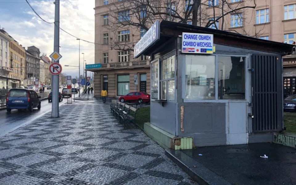 Z Vítězného náměstí zmizí nevzhledná směnárna. Vlastník na stánek nemá právo od roku 2013
