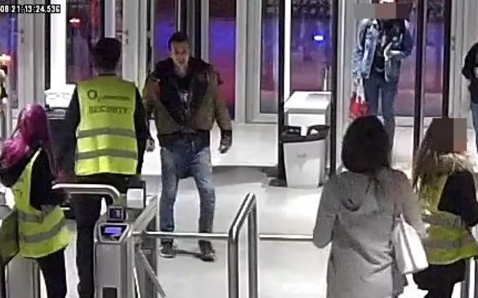 FOTO, VIDEO: Muž zaútočil nožem na cestujícího v tramvaji v Libni. Pátrají po něm kriminalisté