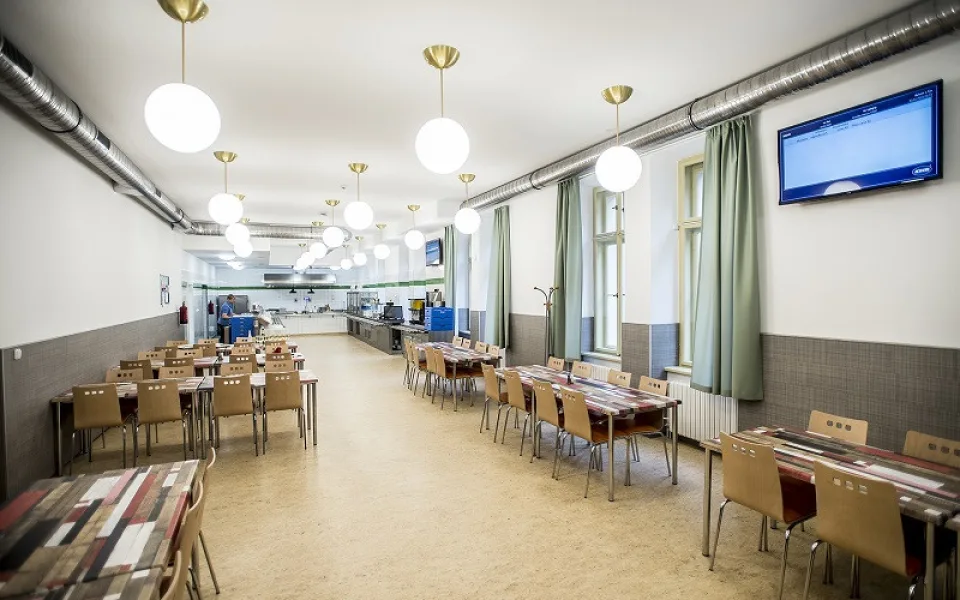 Oběd pod stovku, minutky i vegetariánské menu. Zrekonstruovaná menza ve Voršilské ulici se otevřela.