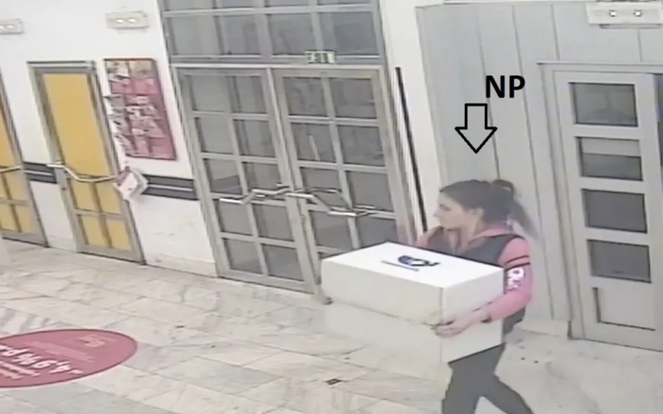Seniorce přišel balík s drogami, zásilku nahlásila policii. Odesílatelku zachytila kamera.