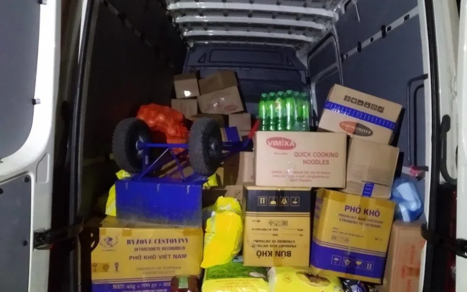 Policie zadržela auto s půl tunou rozmražených potravin.