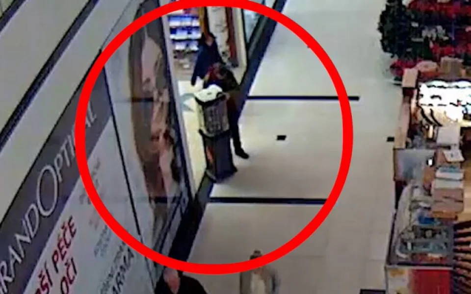 VIDEO: Muž odtáhl z prodejny stojan se zapalovači. Pátrá po něm policie