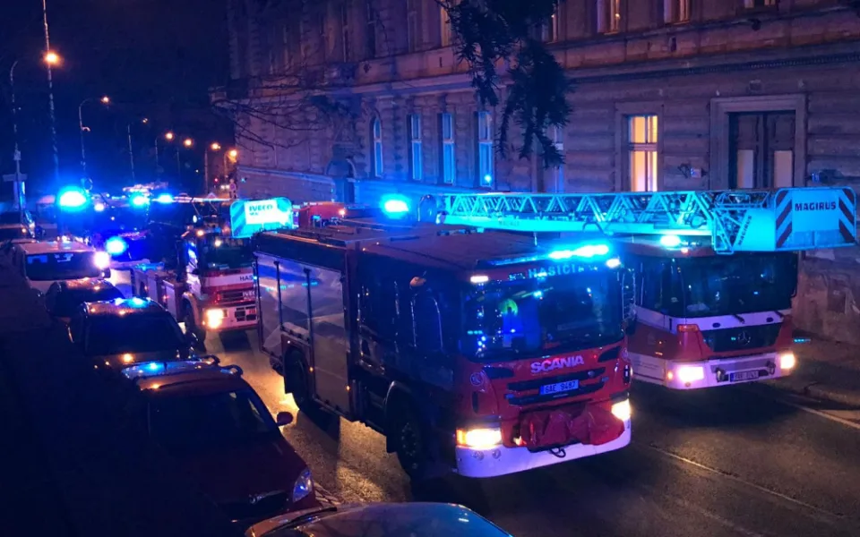 Sto lidí muselo opustit hotel na Smíchově kvůli požáru