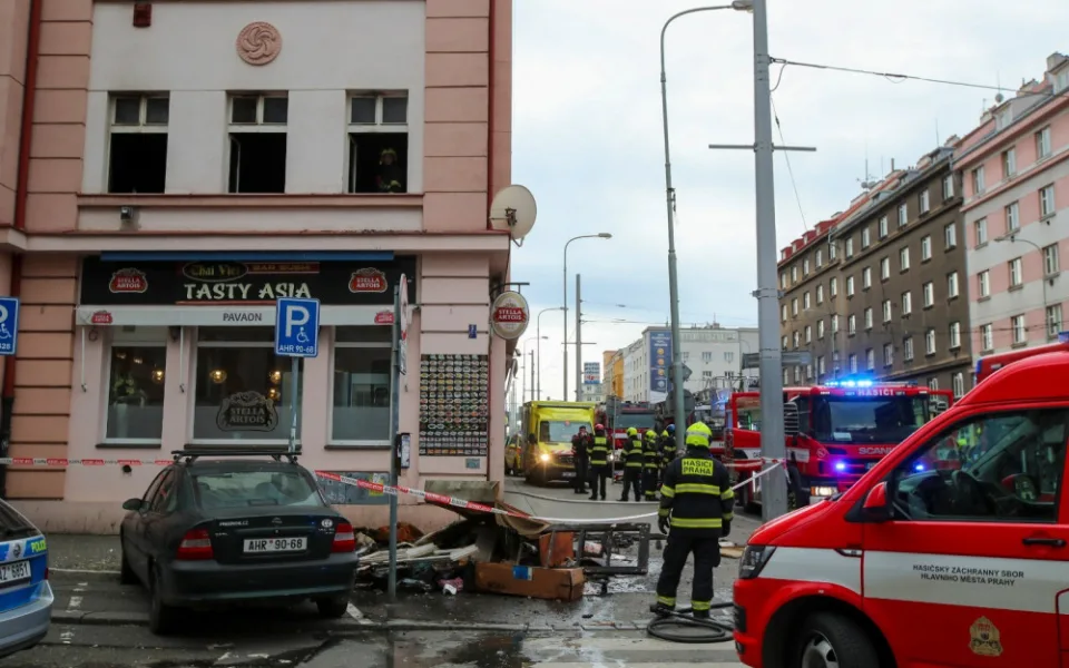 FOTO: Hasiči zachránili při požáru bytu dvacet osob, vznikla škoda za půl milionu