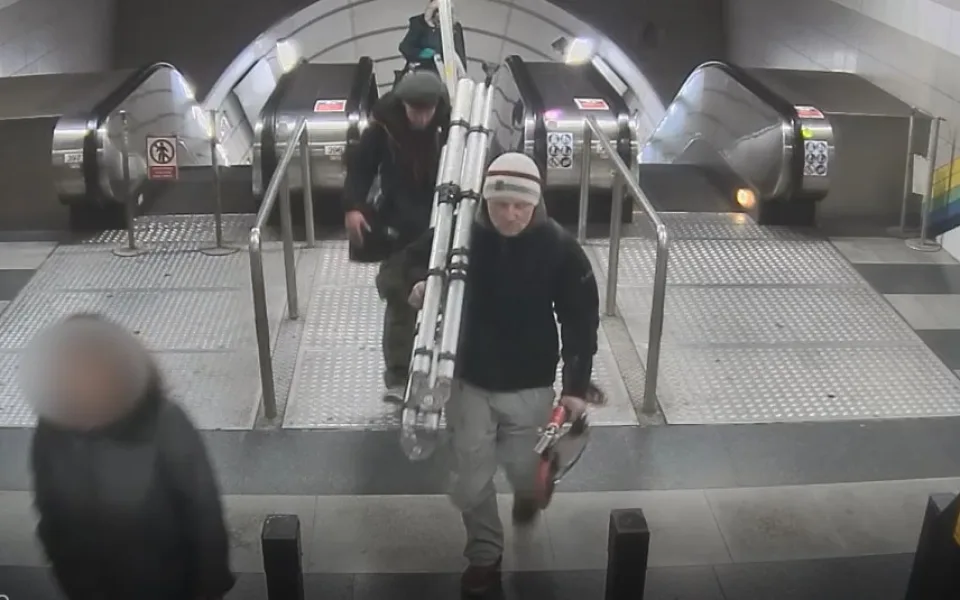 VIDEO: Dva muži ukradli v metru stavební nářadí. Pátrá po nich policie