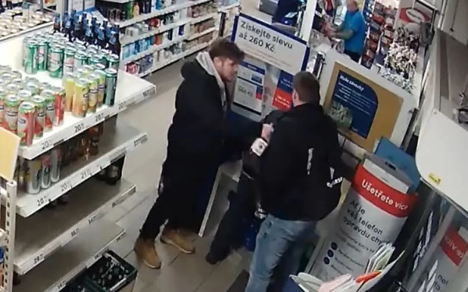 VIDEO: Dva agresoři zbili muže v obchodě na Pankráci, protože jim nekoupil flašku