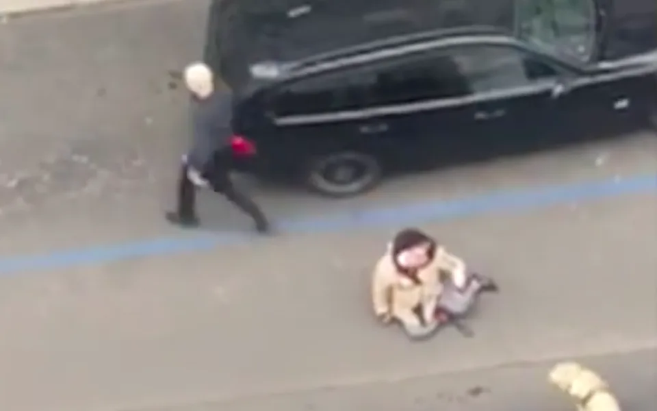 Policie vyšetřuje taxikáře, který vyhodil z auta nevidomou. Celou událost zachytila kamera.