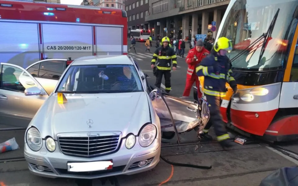 Dvě osoby musely být vyproštěny po střetu auta s tramvají na náměstí I. P. Pavlova