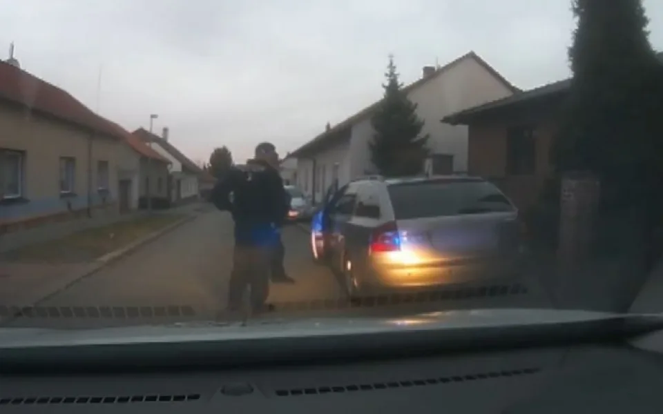 VIDEO: Muž pod vlivem pervitinu a marihuany se svým tříletým synem ujížděl policii