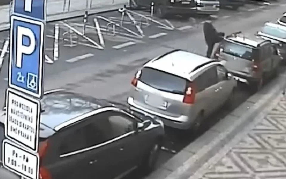 VIDEO: Policie pátrá po vandalovi, který na Smíchově poničil třináct aut