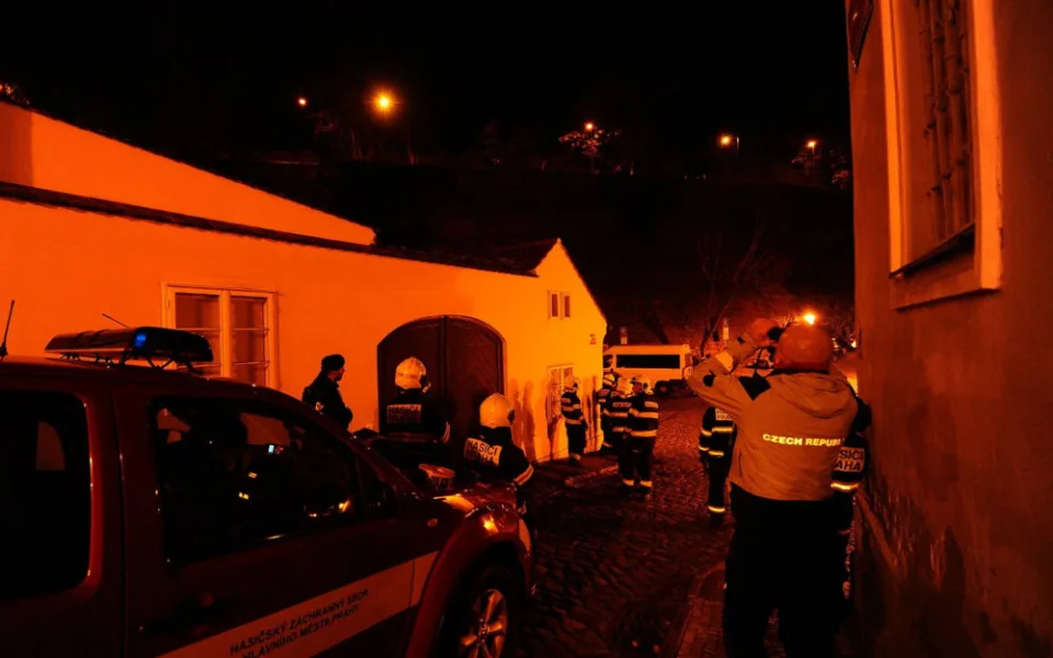 Muž chtěl ukončit svůj život. Šest hodin vyjednával s policisty, nakonec únavou omdlel