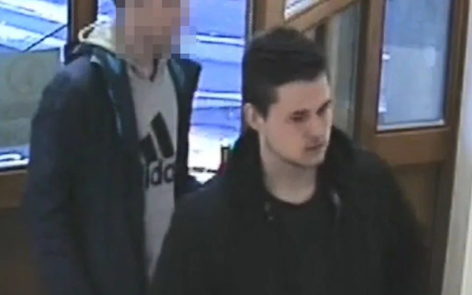 Sterojďák se prokazoval cizí občankou. Teď ho hledá policie.