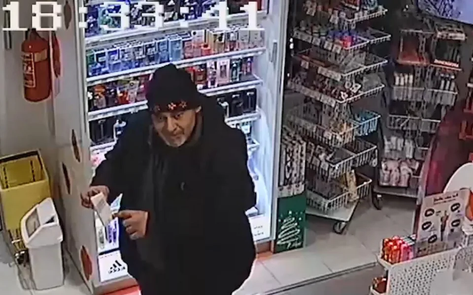 Policie hledá dvojici zlodějů. Po jejich odchodu z drogerie chybělo zboží za desítky tisíc.
