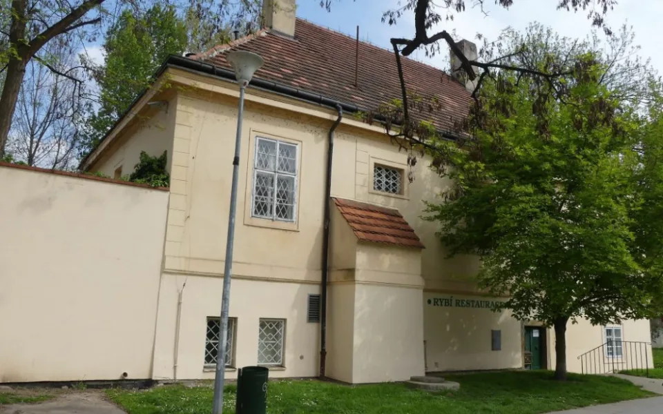 Radní ruší výběrko na provozovatele Rybářského domečku. Nechceme z něj luxusní restauraci, říkají.