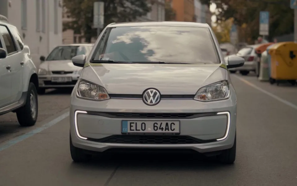 V Praze začalo jezdit sto sdílených elektromobilů GreenGo