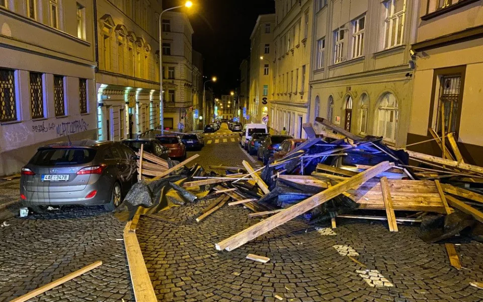 FOTO, VIDEO: Trámy z rozestavěné střechy na Žižkově zasypaly několik zaparkovaných aut