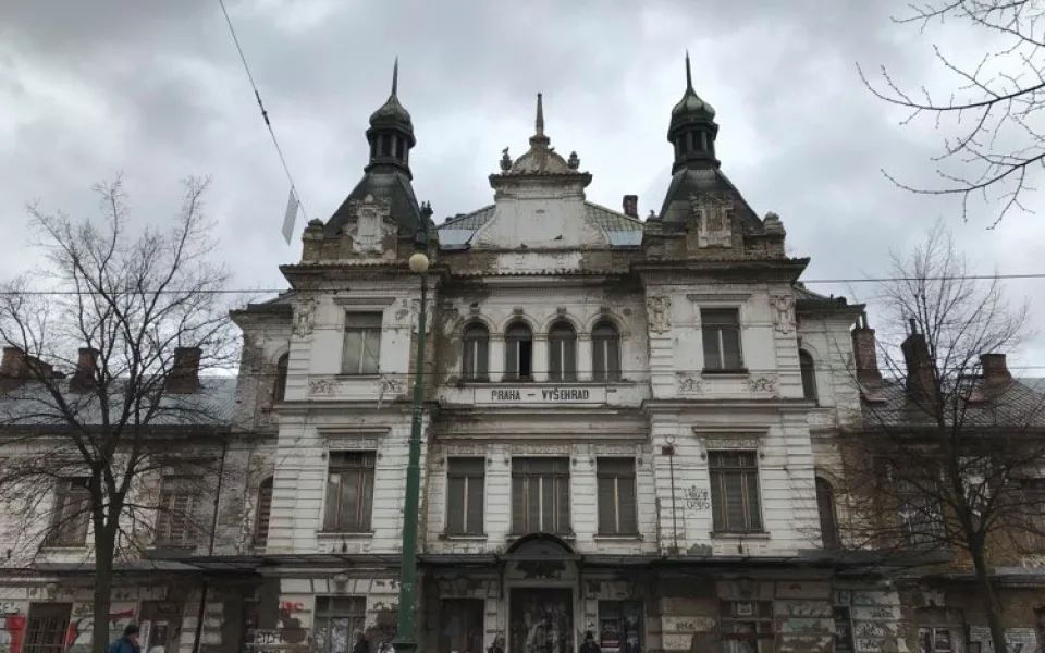 FOTO: Nádraží Vyšehrad je kulturní památkou, přesto dál chátrá. Jaká je jeho budoucnost?