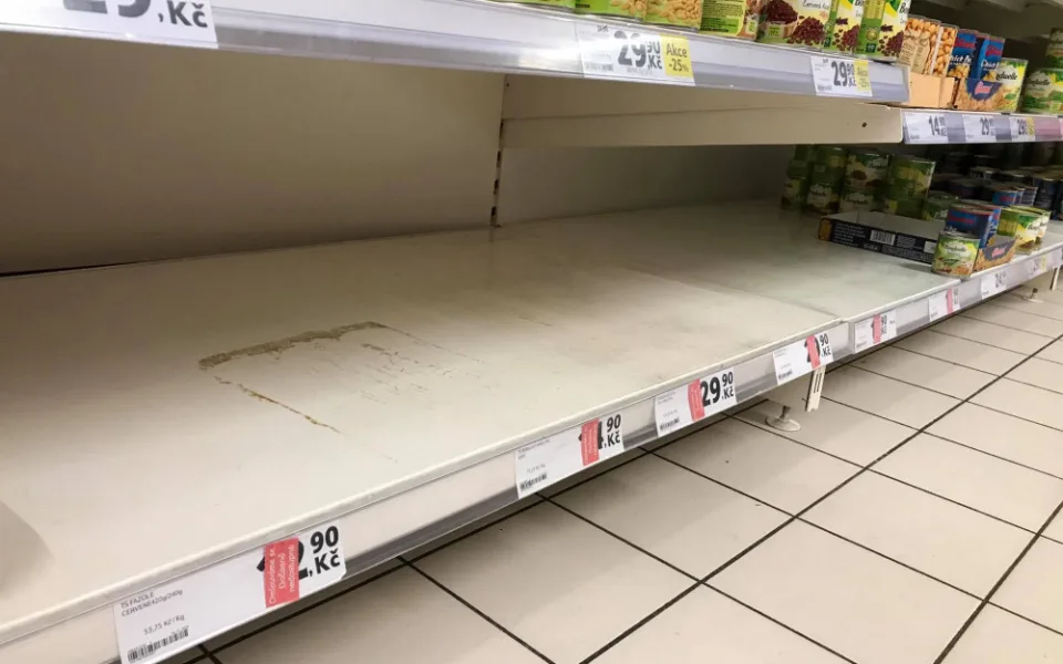 FOTO: Lidé vykupují trvanlivé potraviny. Praha možná omezí množství potravin na člověka