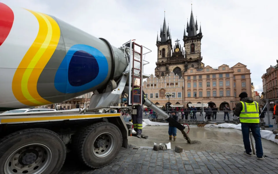 Archeologický průzkum na Staromáku je u konce. Mariánský sloup má zelenou